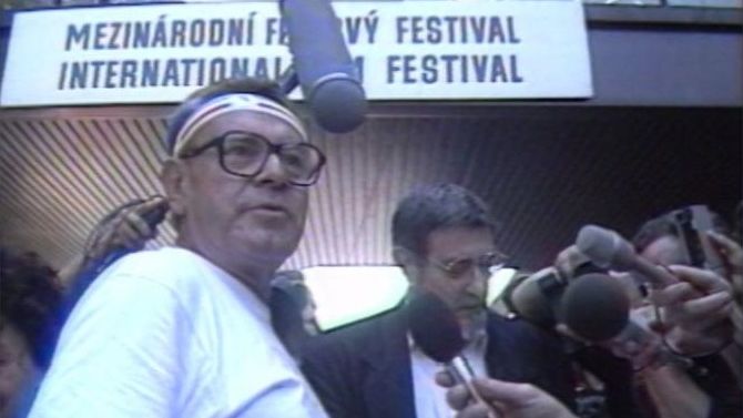 Miloš Forman (1932–2018) jako cyklista na dobovém televizním záběru, červenec 1990