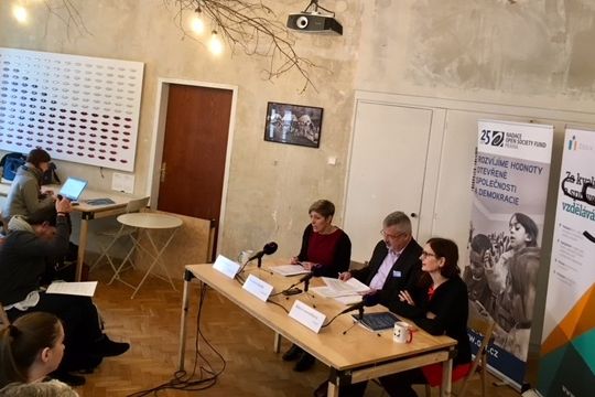 Snímek z tiskové konference, zleva Lucie Plešková z Nadace OSF, předseda školských odborů František Dobšík a Klára Laurenčíková z ČOSIV