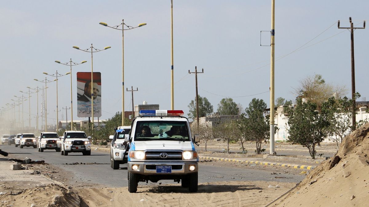 Kolona vozů OSN s potravinovou pomocí jede z přístavu Hudajdá přes šíity ovládané oblasti do těch pod kontrolou vlády