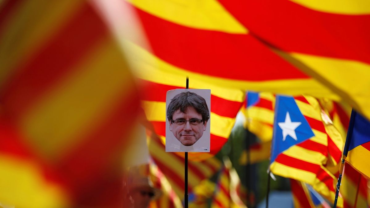 Katalánci demonstrovali před sídlem Evropského parlamentu s fotografií Carlose Puigdemonta. 