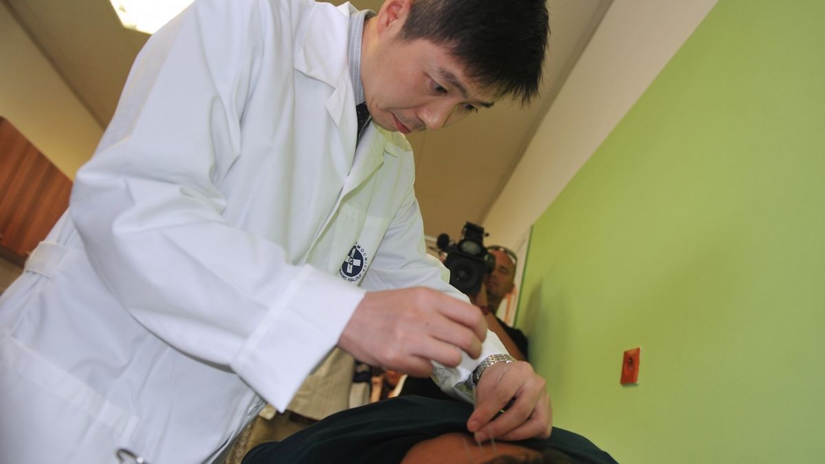 Ambulance tradiční čínské medicíny v hradecké nemocnici přivítala první pacienty v roce 2015.
