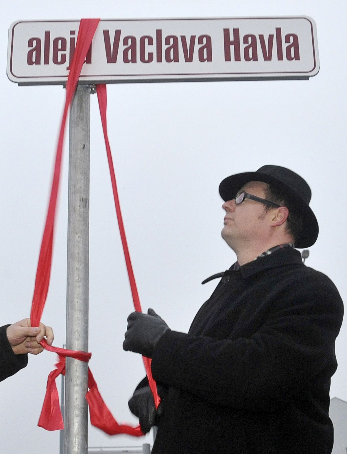 Pawel Adamowicz odhaluje nápis označující třídu Vaclava Havla.