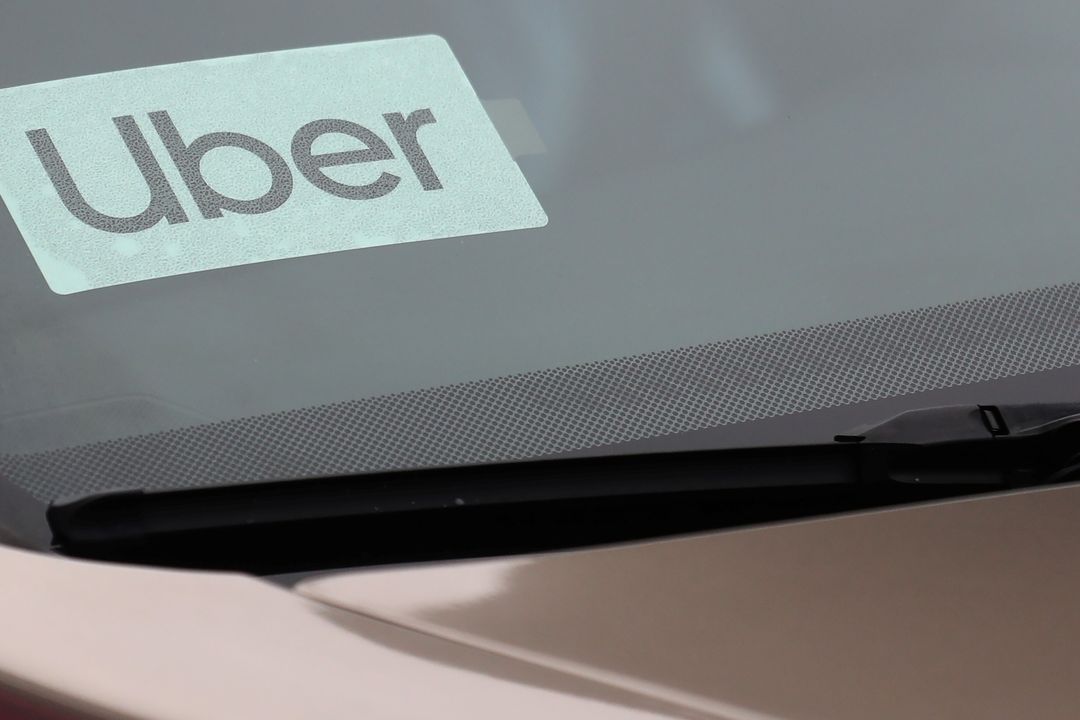 Logo Uber na voze v New Yorku