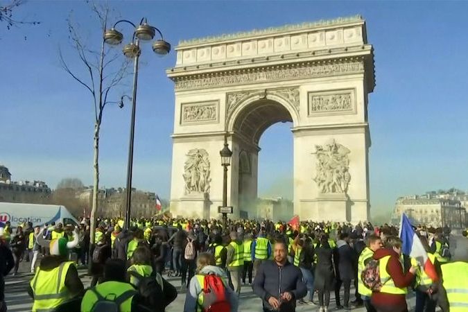BEZ KOMENTÁŘE: V Paříži demonstrují žluté vesty