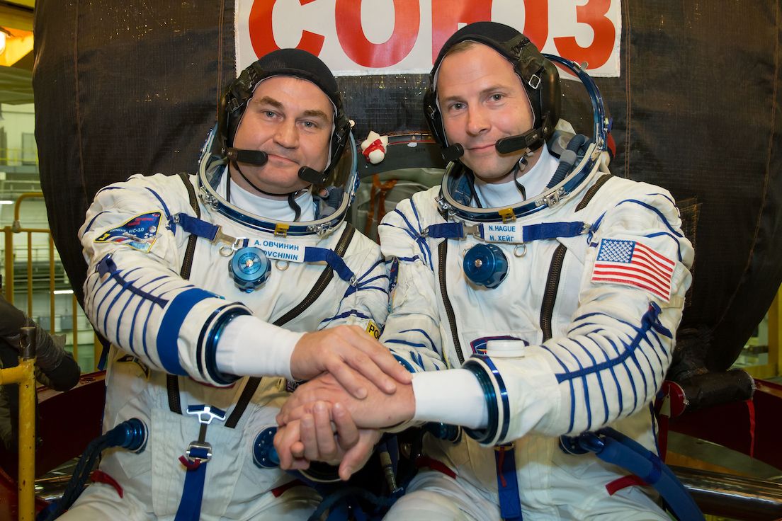 Alexej Ovčinin (vlevo) a Nick Hague na kosmodromu Bajkonur
