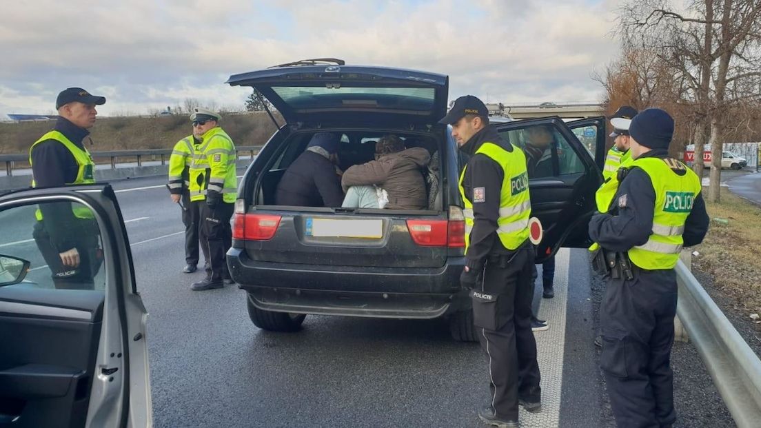 Policie pronásledovala BMW s osmi migranty.