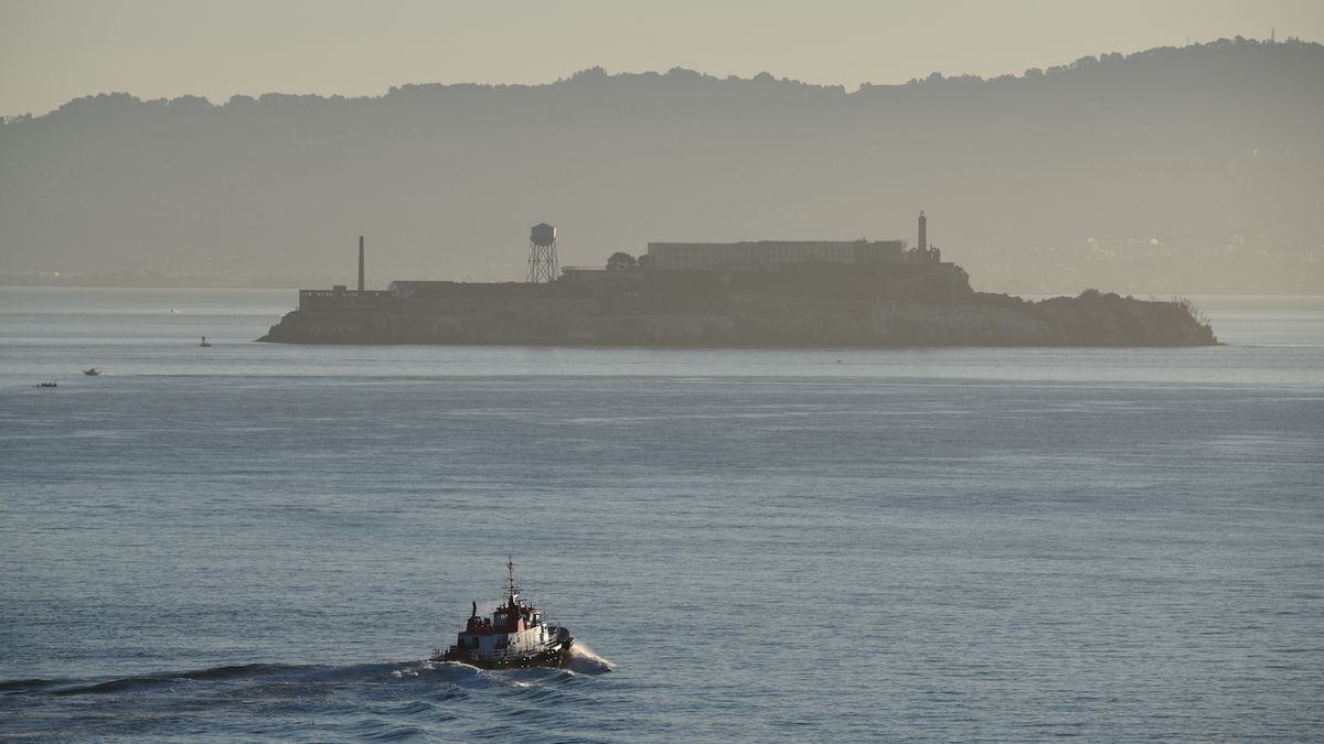 Alcatraz Island v ranním oparu