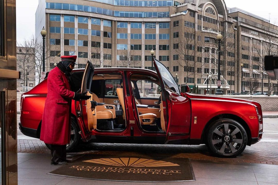 Rolls-Royce Cullinan ve speciální edici bude vozit hosty hotelu