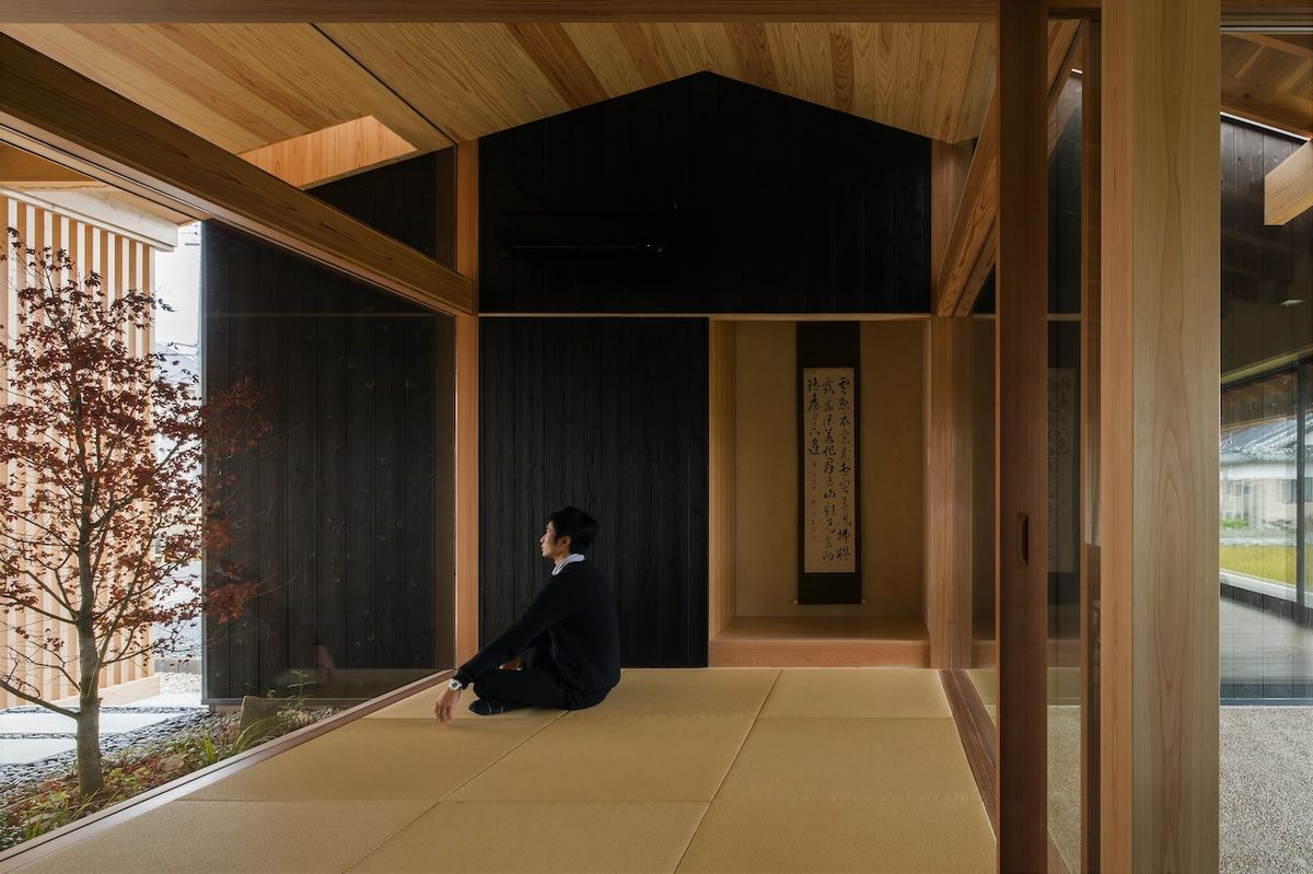 Tradiční japonská místnost v tomto domě nabízí výhled do okolí. I možnost meditování s pohledem na živý stromek.