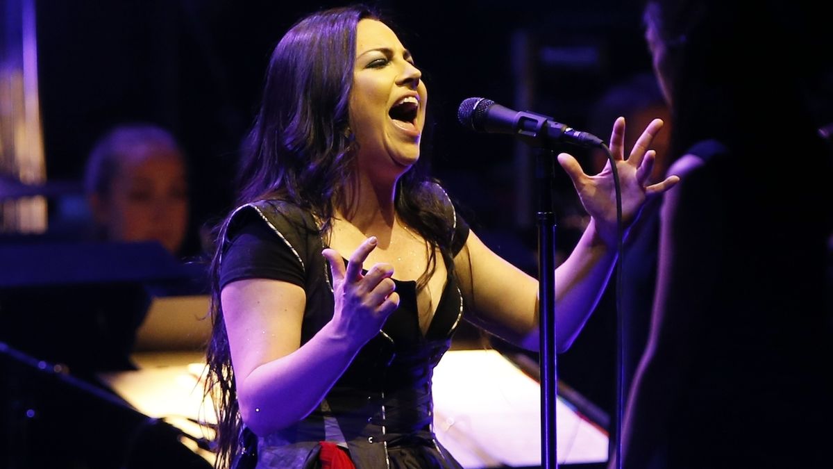 V čele Evanescence stojí od začátku zpěvačka Amy Leeová.