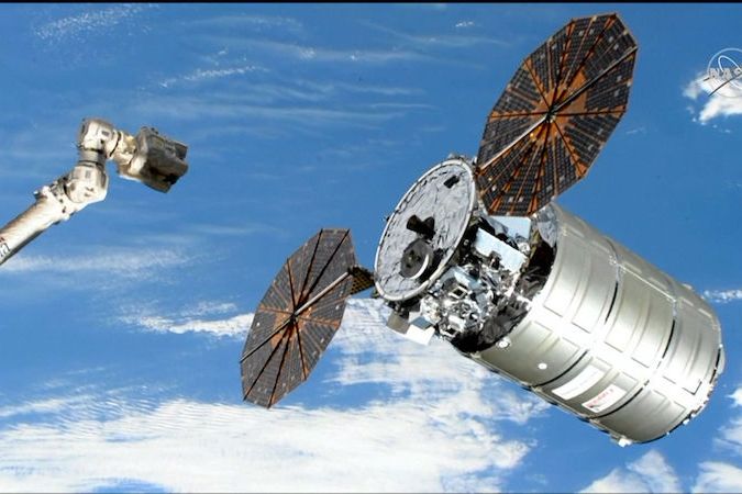 BEZ KOMENTÁŘE: Americká loď Cygnus dopravila na ISS přes tři tuny nákladu