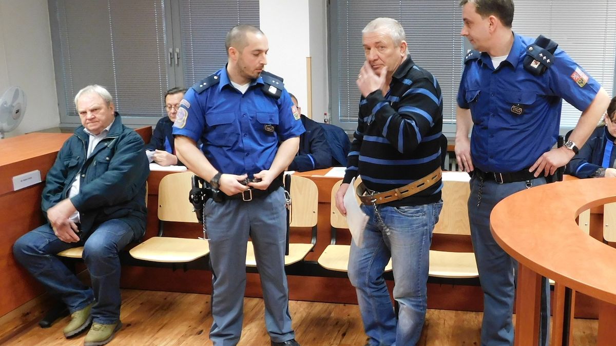 Obžalovaní Pavel Hanzálek (vlevo) a Petr Rázl u ústeckého krajského soudu