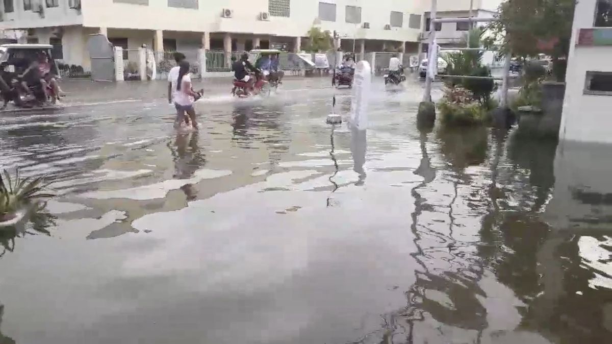 Zaplavené ulice ve městě Daet