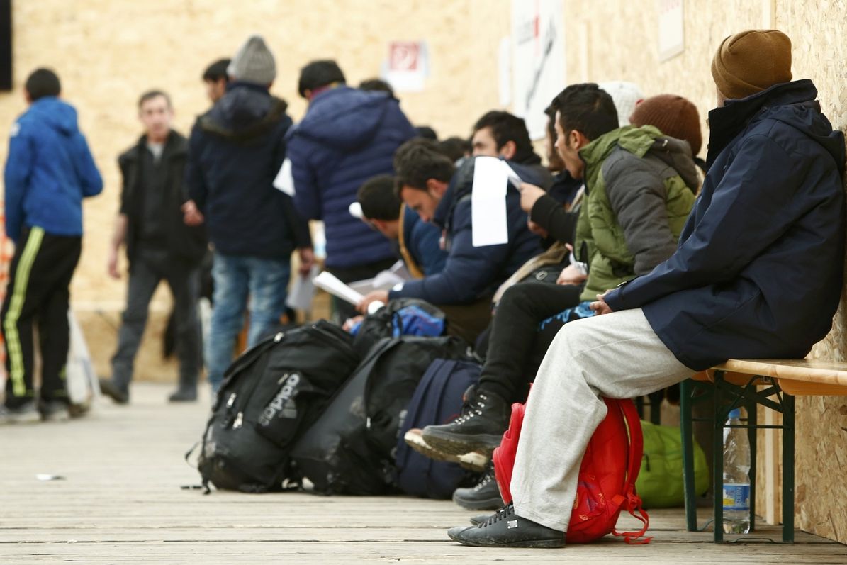 Běženci čekají v registračním středisku v Erdingu nedaleko Mnichova.
