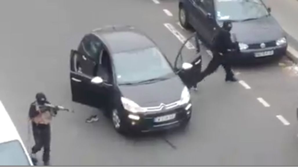 Záběr z teroristického útoku na redakci Charlie Hebdo, 7. leden 2015