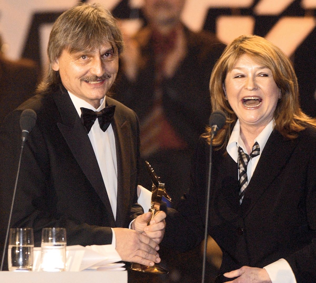 Pavel Soukup byl několikrát oceněn za výkon v dabingu - v roce 2004 mu cenu předala Pavlína Filipovská.