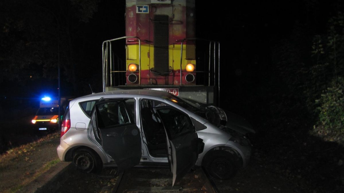 Noční střet s nákladním vlakem si vyžádal dvě lehká zranění.