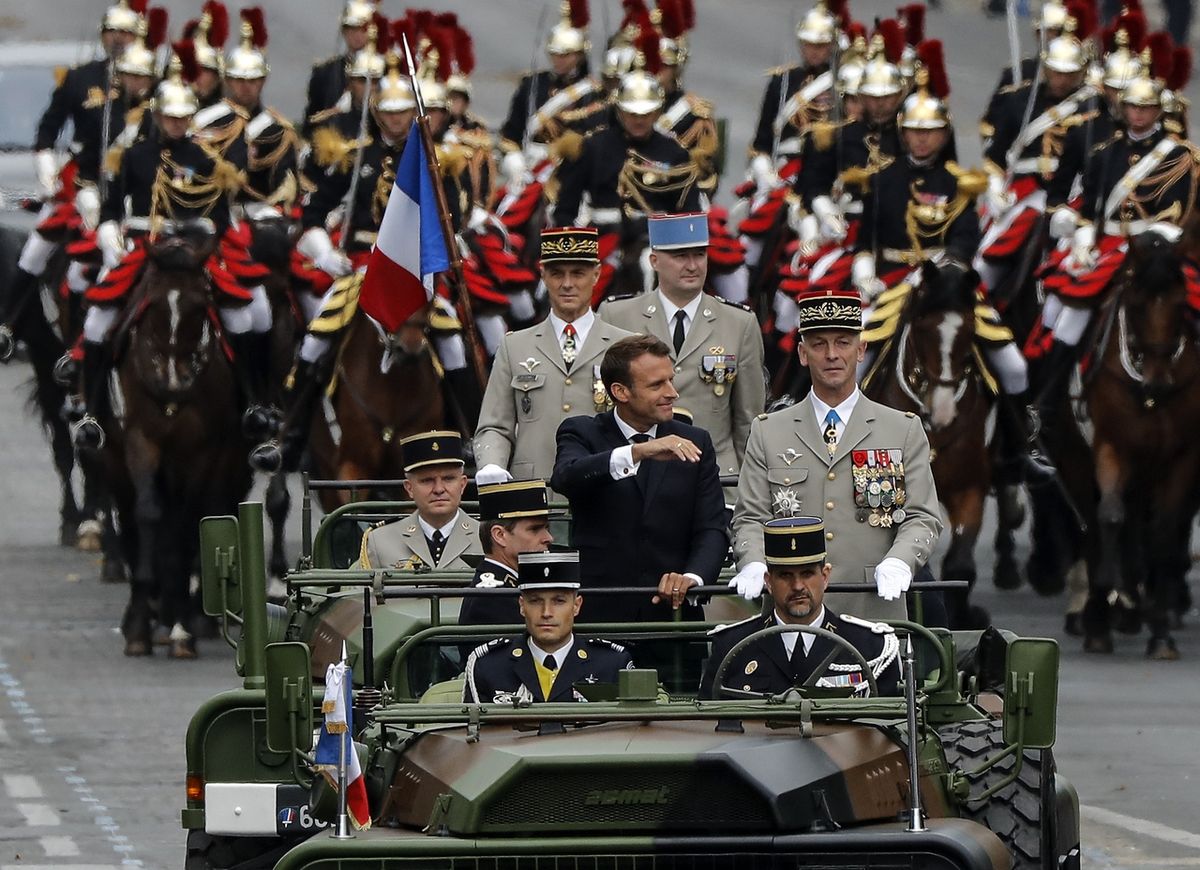 Francouzský prezident Emmanuele macron (vlevo) a generál Francois Lecointre 