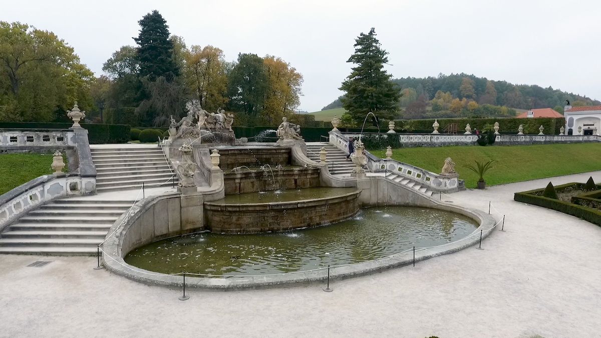 Zámecké zahradě dominuje fontána z 18. století. 
