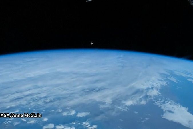 BEZ KOMENTÁŘE: Unikátní pohled na Zemi a Měsíc zachytili astronauti na ISS
