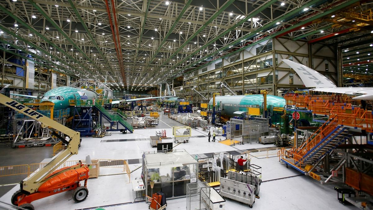 Výroba letounu Boeing 777X v továrně u amerického města Everett ve státě Washington.