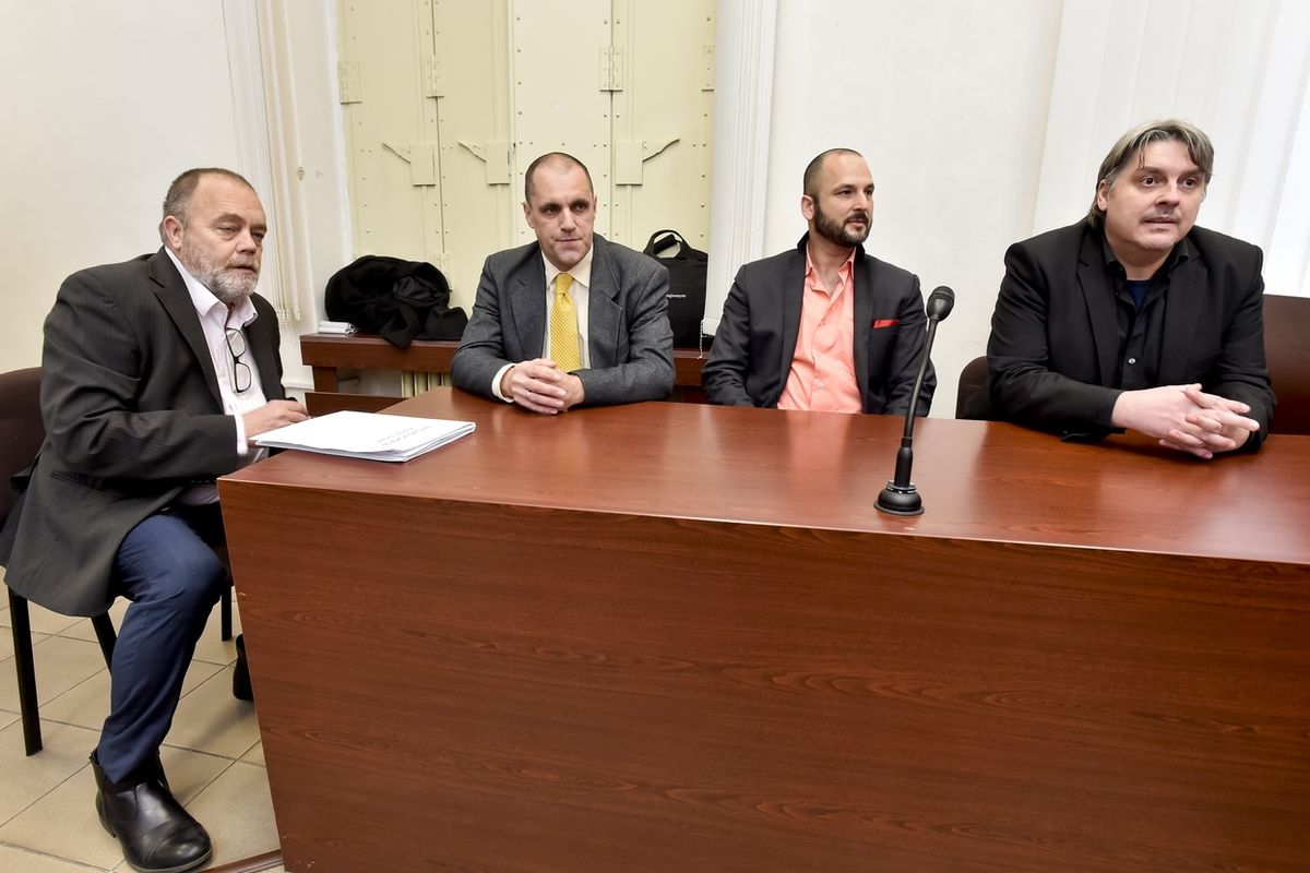Na snímku zleva jsou advokát Jan Švarc, reportér Miroslav Dobeš, tlumočník a překladatel Adam Homsi a novinář Pavel Kofroň v soudní síni.