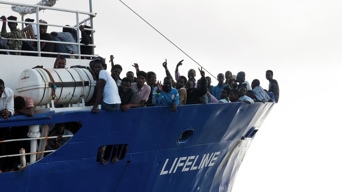 Migranti na palubě lodi Lifeline. 