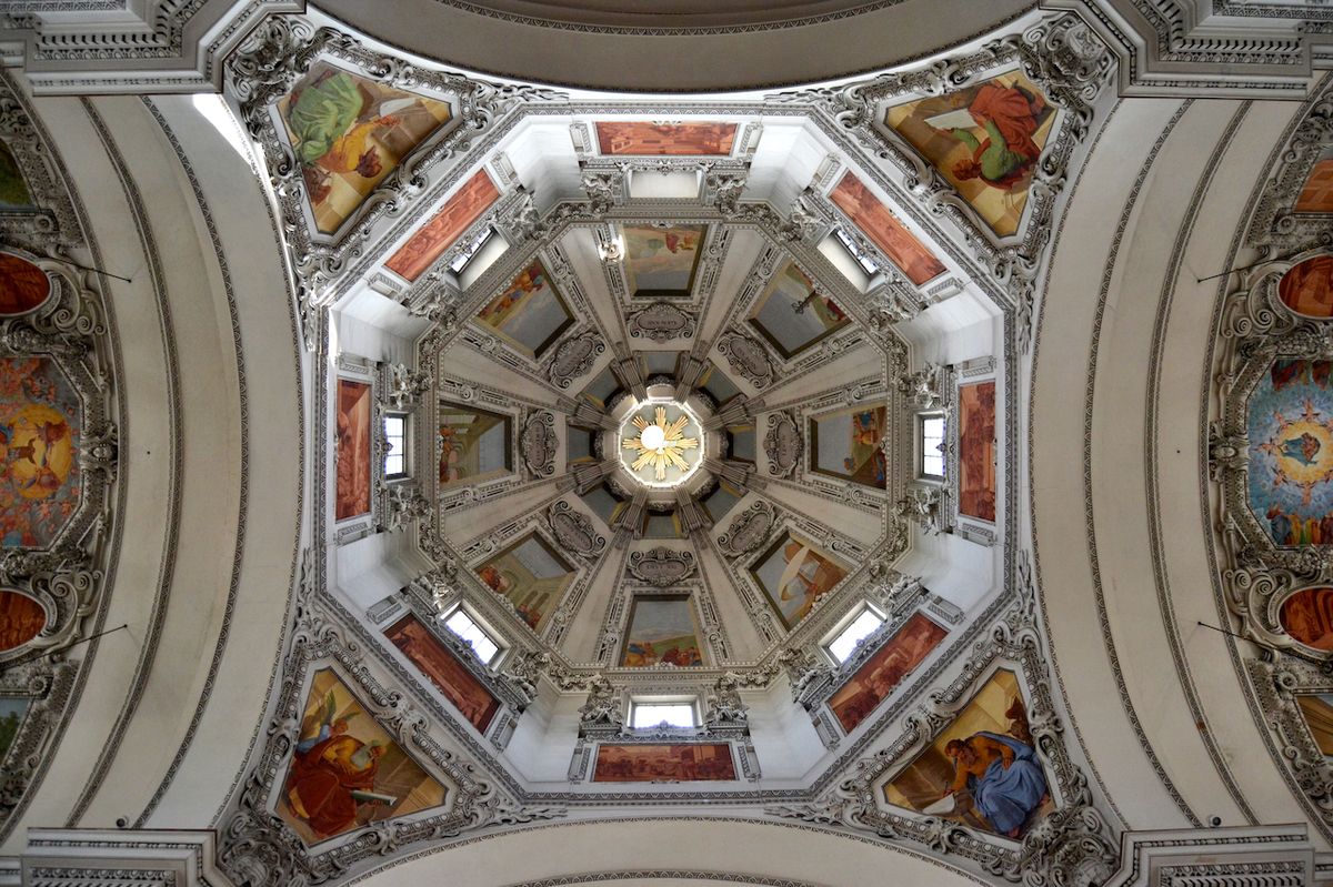 Interiér katedrály je zejména bílý, ale zdobí ho řada prvků a maleb. 