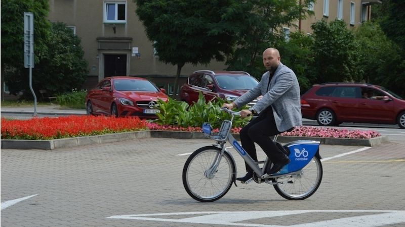 Primátor města Havířova Josef Bělica  si kolo vyzkoušel.