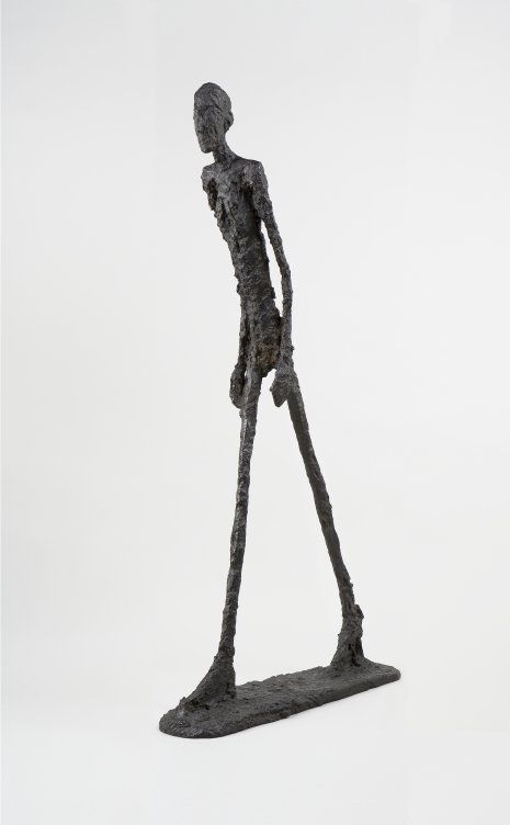 Alberto Giacometti: Kráčející muž (1960), k vidění na autorově (1901–1966) výstavě v pražském Veletržním paláci do 1. prosince.