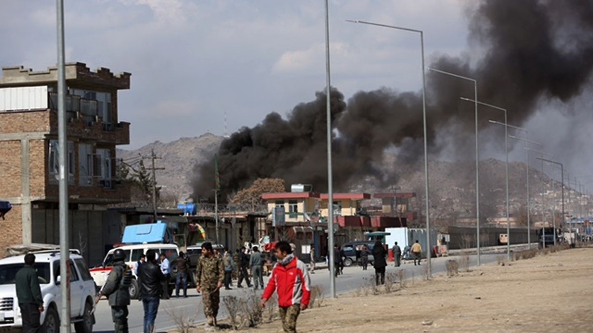Dým po atetntátu na policejní stanici v Kábulu 