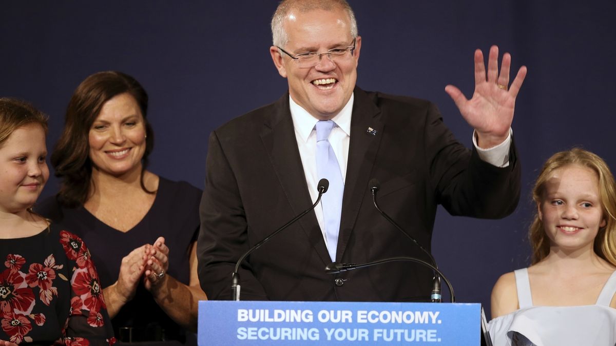 Australský premiér Scott Morrison s rodinou při projevu po sobotních volbách.
