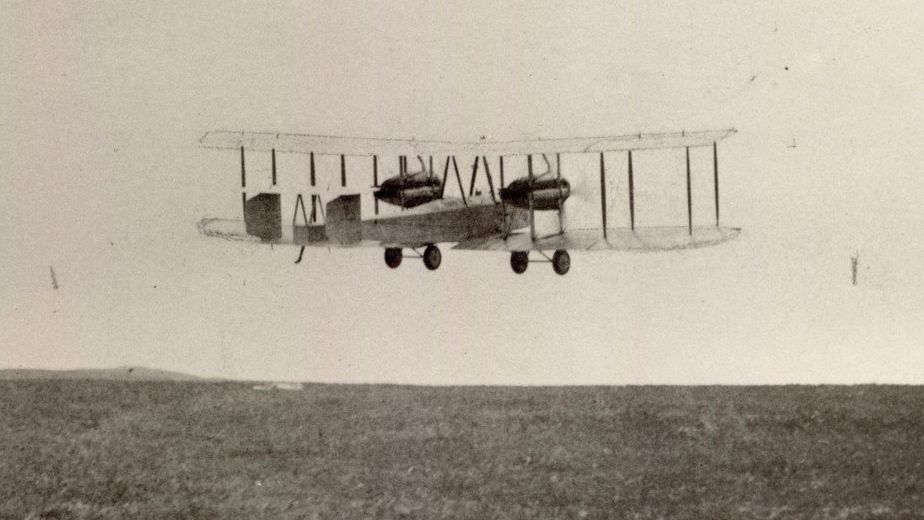 Alcock a Brown v bombardéru Vickers Vimy těsně po startu z Newfoundlandu