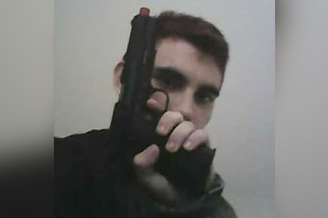 Útočník z floridské školy Nikolas Cruz na fotografii ze sociálních sítí, na níž pózuje se zbraní.