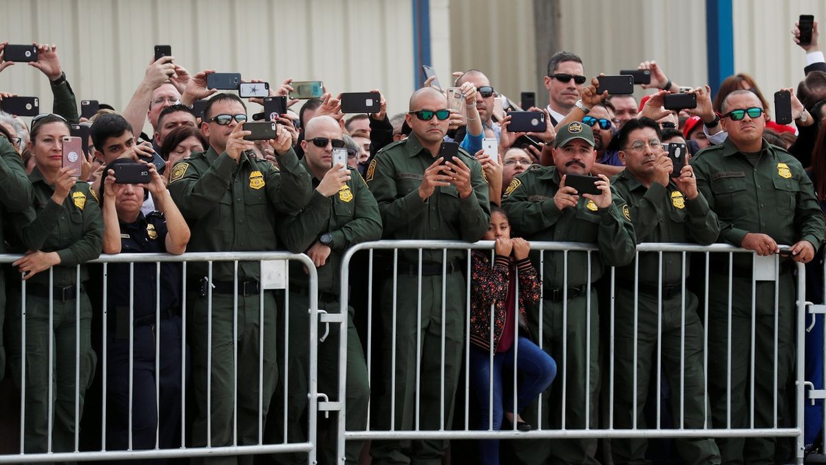 Američtí pohraničí si si v texaském McAllenu fotí Donalda Trumpa 