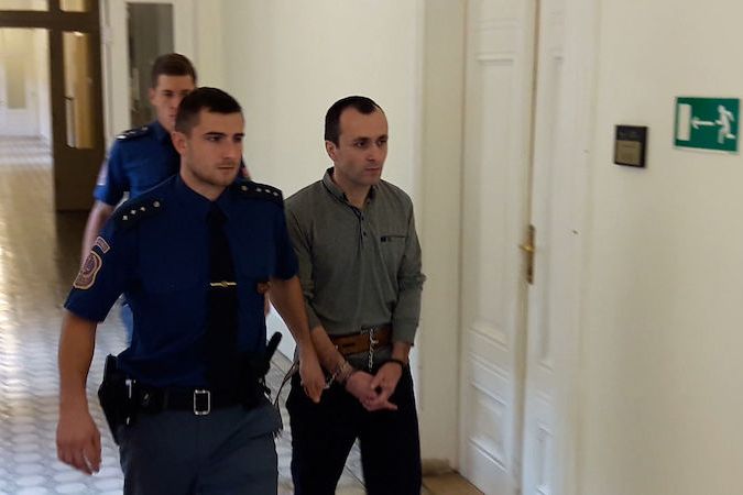 BEZ KOMENTÁŘE: Eskorta přivádí obžalovaného Mamuka Apchaidzeho k soudu