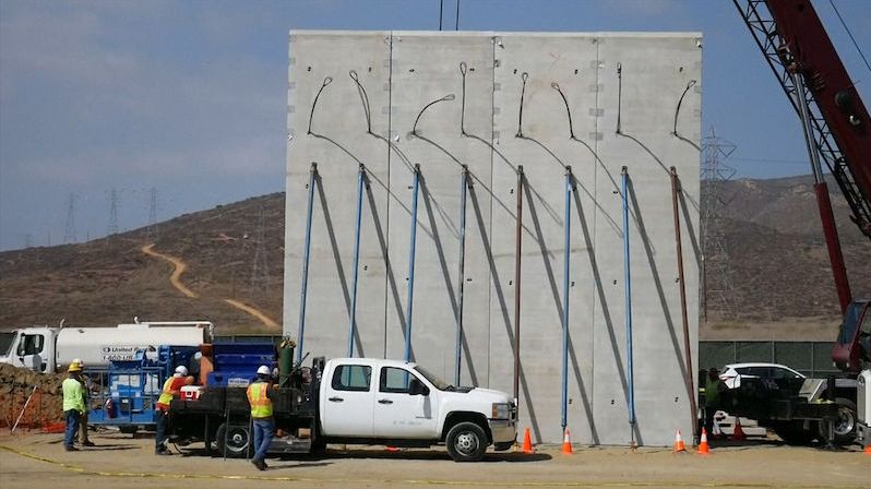 BEZ KOMENTÁŘE: Začala výstavba prototypu zdi na hranicích mezi USA a Mexikem