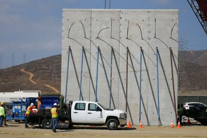 BEZ KOMENTÁŘE: Začala výstavba prototypu zdi na hranicích mezi USA a Mexikem