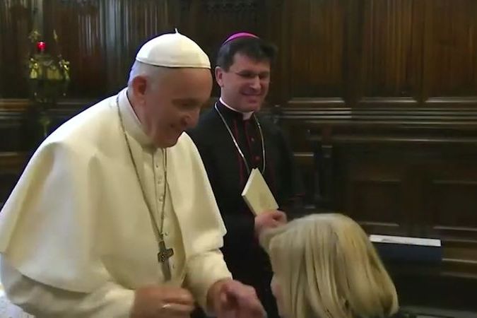 BEZ KOMENTÁŘE: Papež bránil věřícím, aby mu políbili prsten