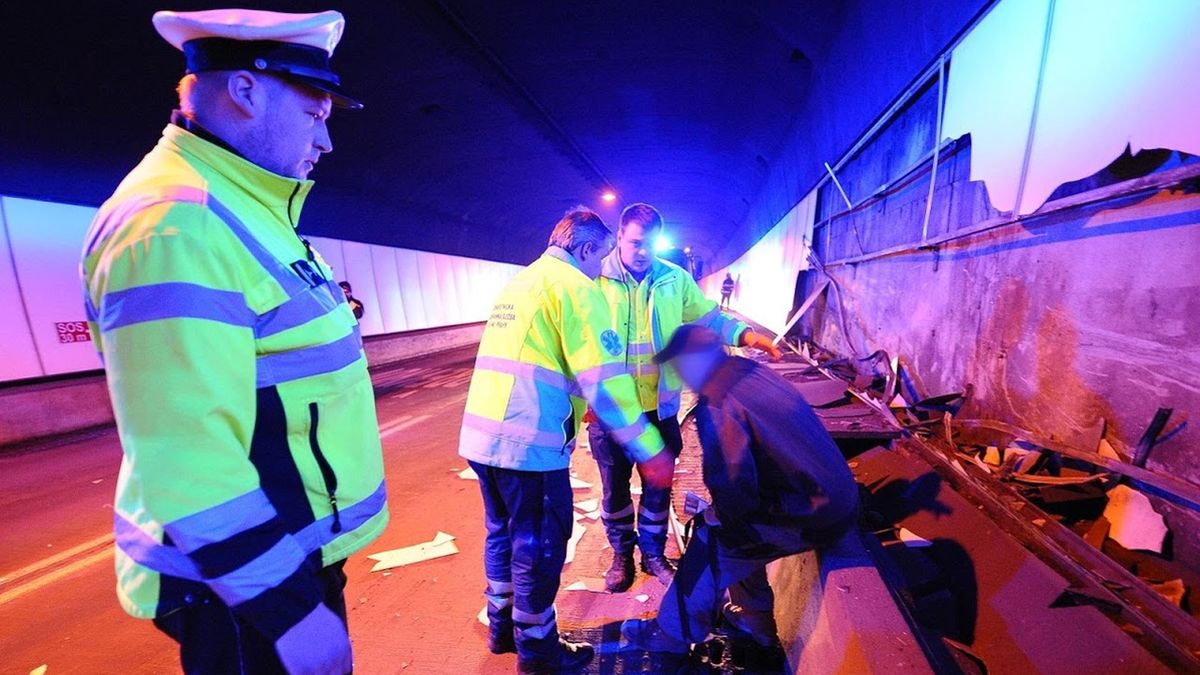 Nákladní vůz poškodil při havárii vnitřní plášť tunelu.