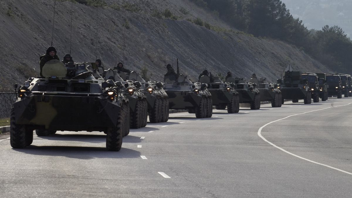 Kolona neoznačených vojenských vozidel na Krymu u Sevastopolu 