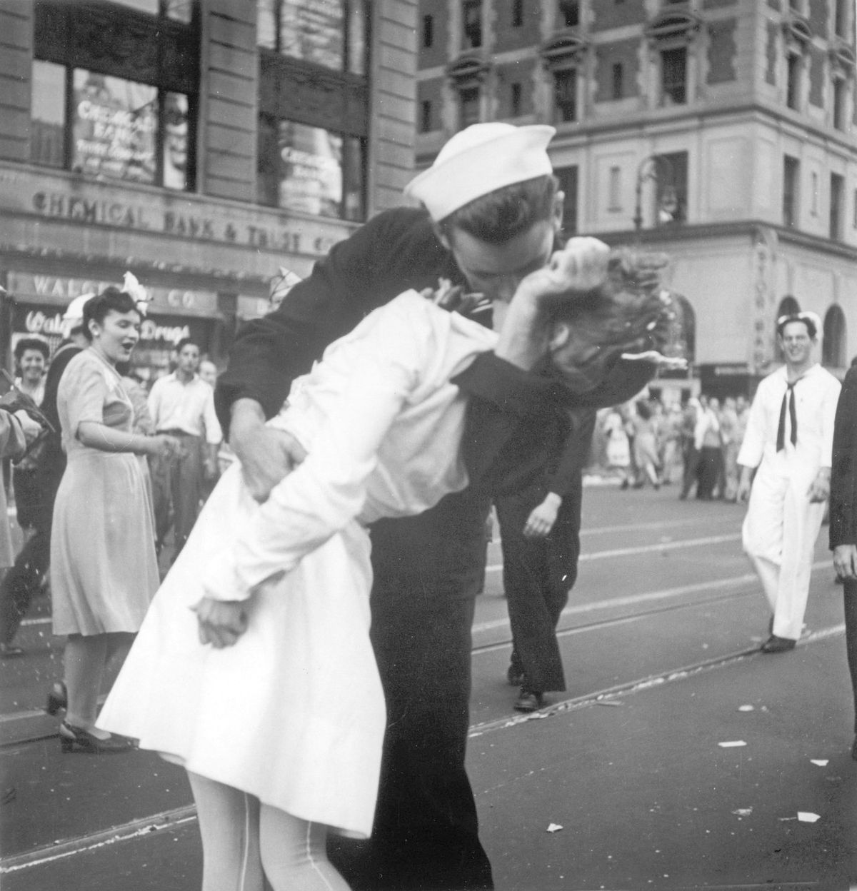 Fotografie ze 14. srpna 1945 zachycuje spontánní radost lidí po skončení druhé světové války. Alfred Eisenstaedt ji pořídil na newyorském Times Square.