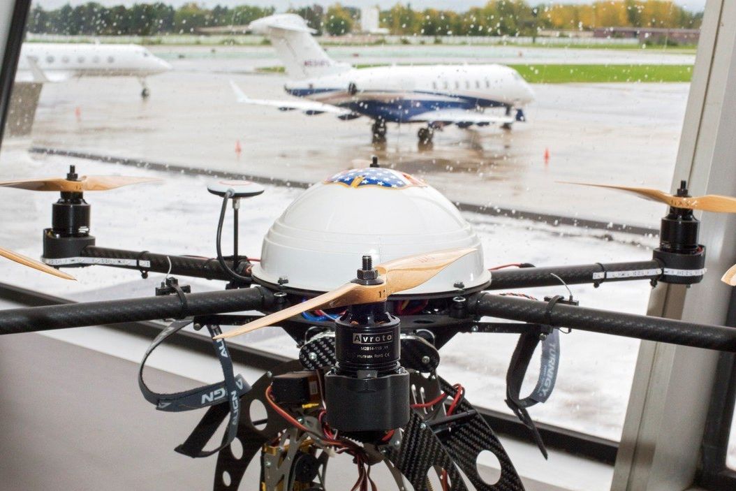 Drony na letišti v Gatwicku naštvaly tisíce cestujících, na internetu ale pobavily sposutu lidí (ilustrační foto).