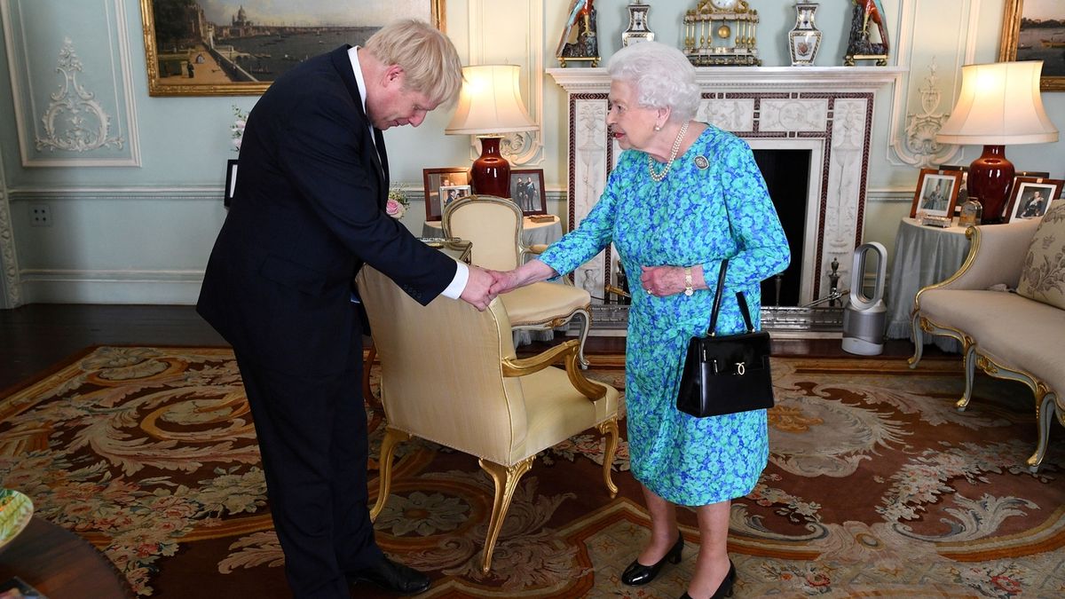Boris Johnson na své první audienci u královny Alžběty II.