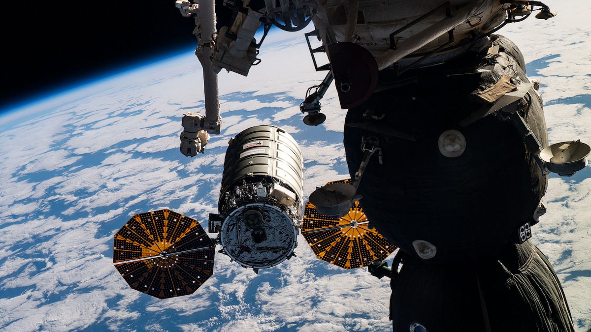 Nákladní loď Cygnus držela zakotvenou u modulu Unity robotická paže Canadarm2.