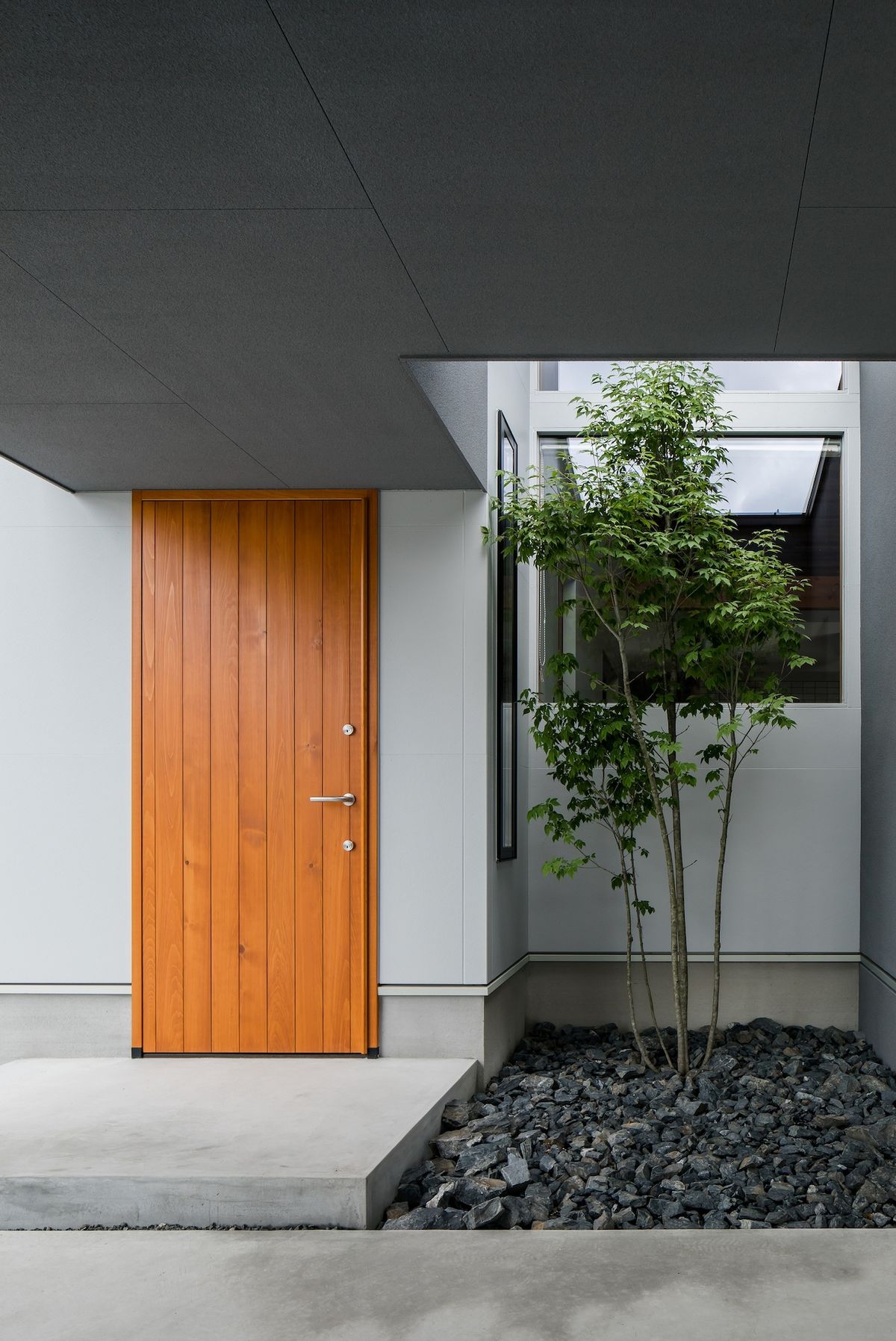 Strom vedle vstupních dveří do domu je možné vidět u mnoha japonských domů. Je to součástí tradice.