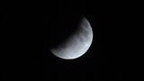 Časosběrné video zachycuje částečné zatmění Měsíce nad Prahou