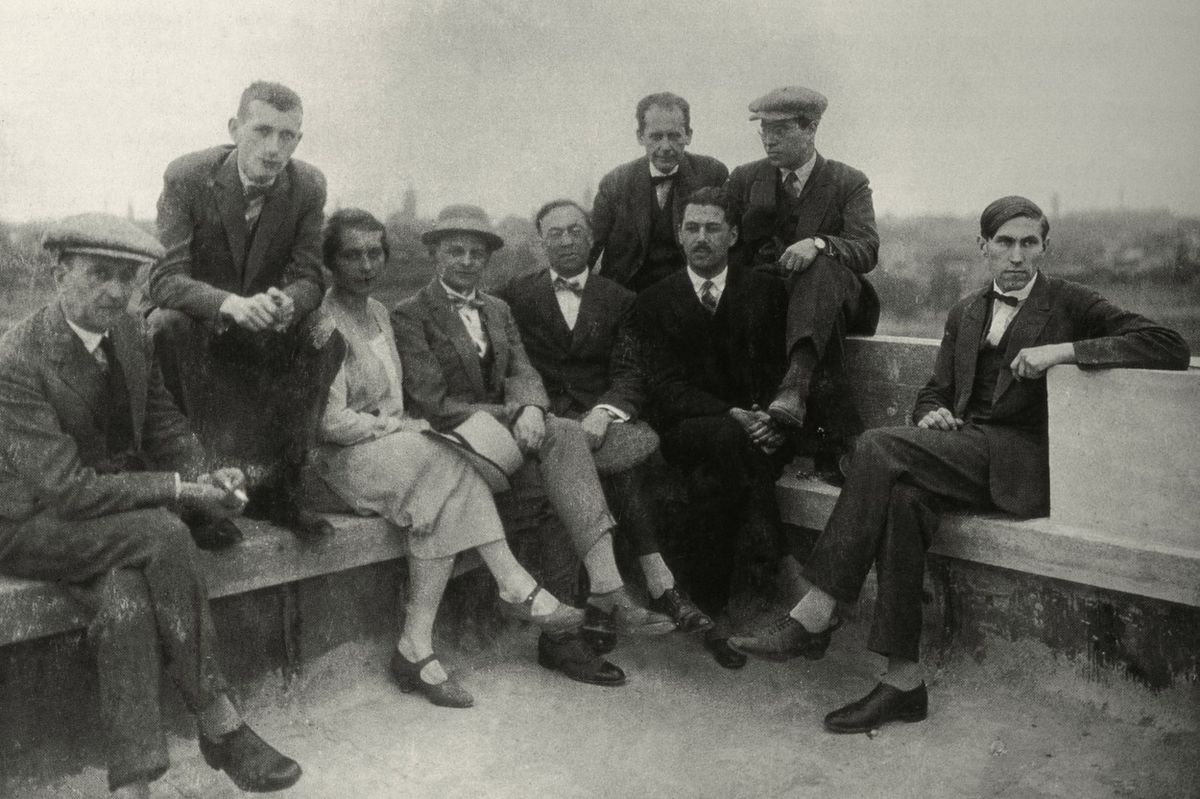 Kolektiv pedagogů na Bauhausu v roce 1926: zleva Josef Albers, Marcel Beuer, Gunta Stölzlová, Oskar Schlemmer, Vasilij Kandinskij, Walter Gropius, Herbert Bayer, Lázló Moholy-Nagy, Hinnerk Scheper.