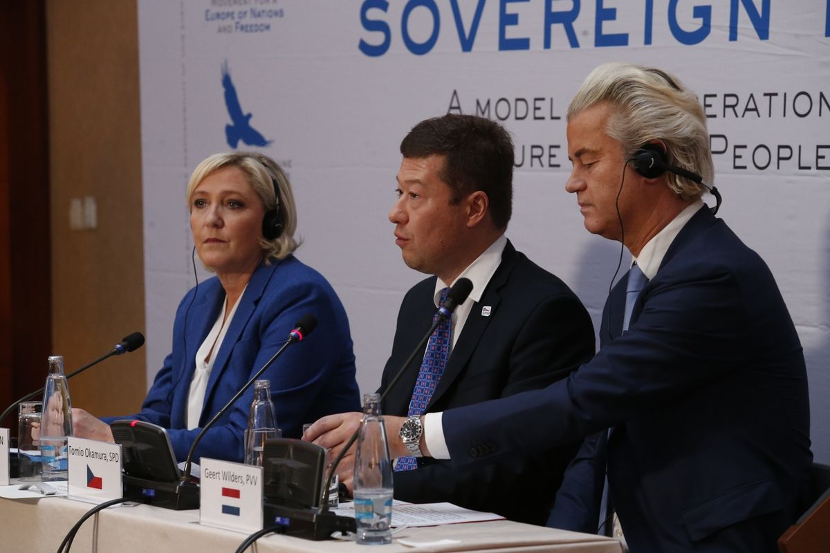 Marine Le Penová, Tomio Okamura a Geert Wilders na konferenci k setkání protiimigračních stran v Praze 
