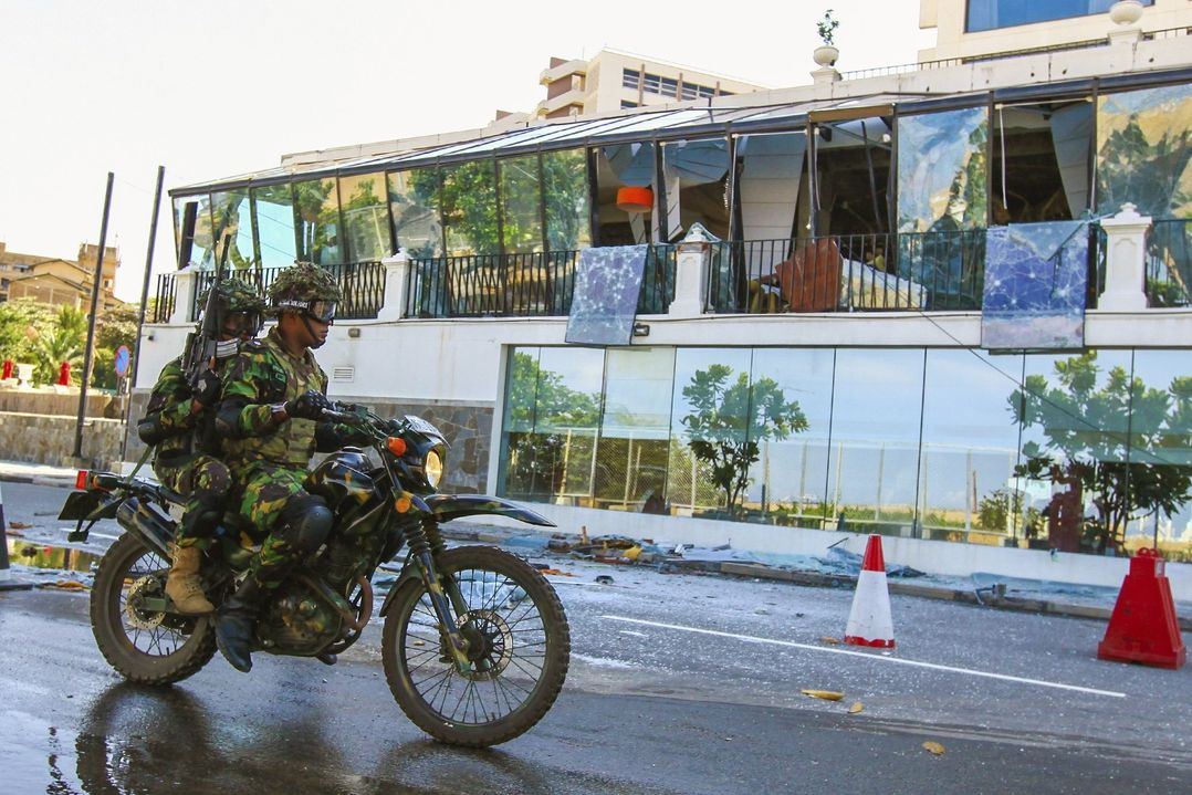 Srílanští vojáci míjejí hotel Kingsbury, který byl terčem atentátu. 